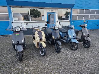 Vaurioauto  scooters BTC  PARTIJ 5 STUKS 2017/1